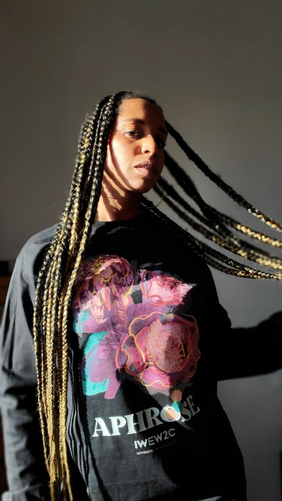 Long-Sleeve Aphrose "IWEW2C" Tee in black
